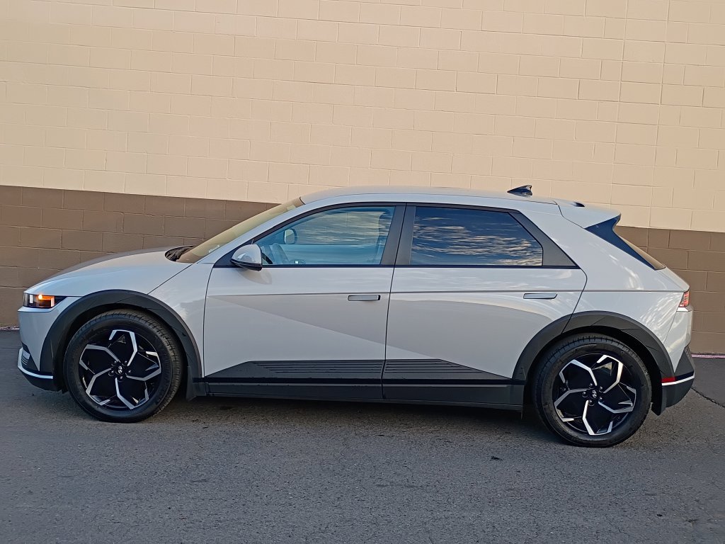 Used 2023 Cyber Gray Hyundai SE image 9