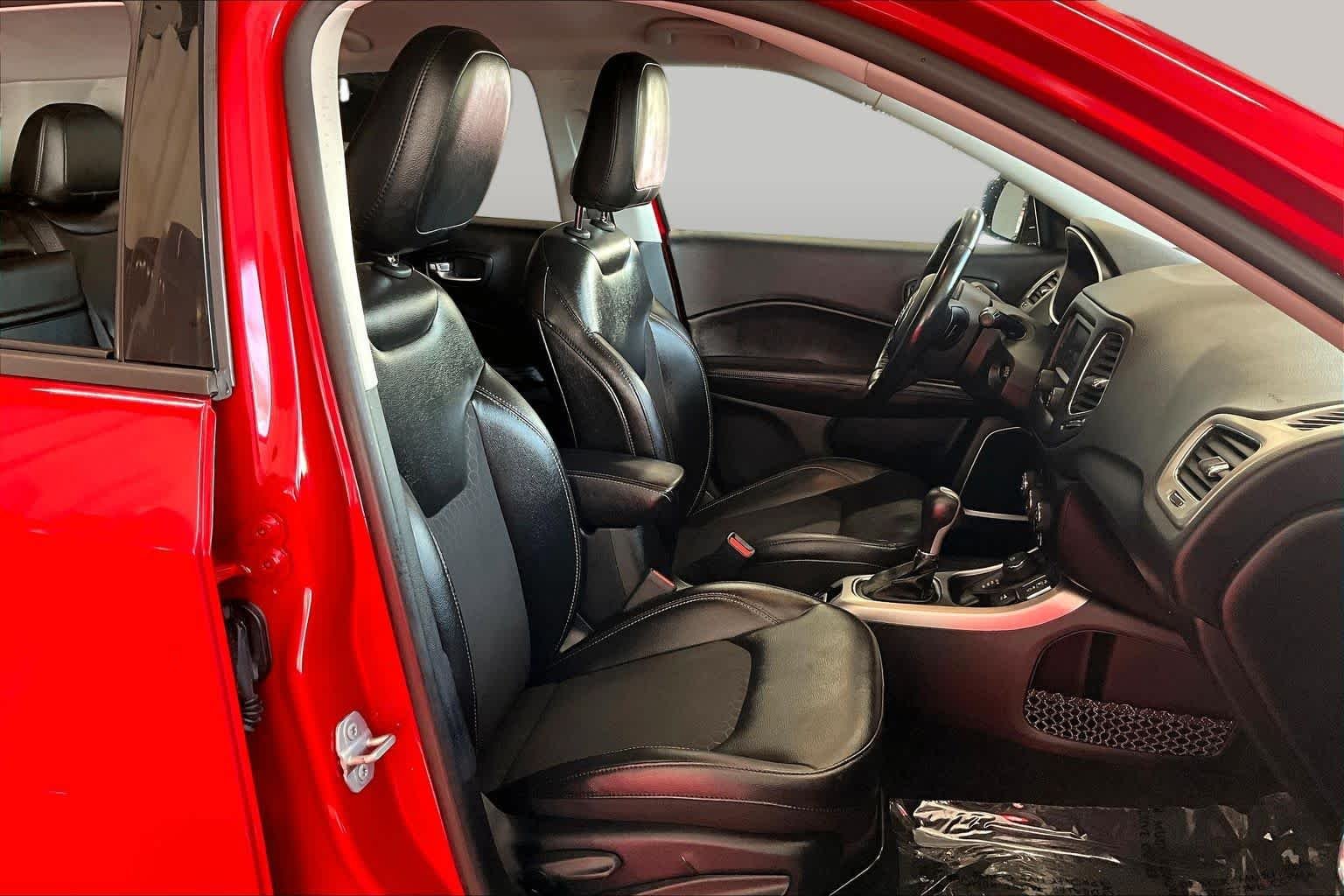 Used 2018 Redline Pearlcoat Jeep Latitude image 9