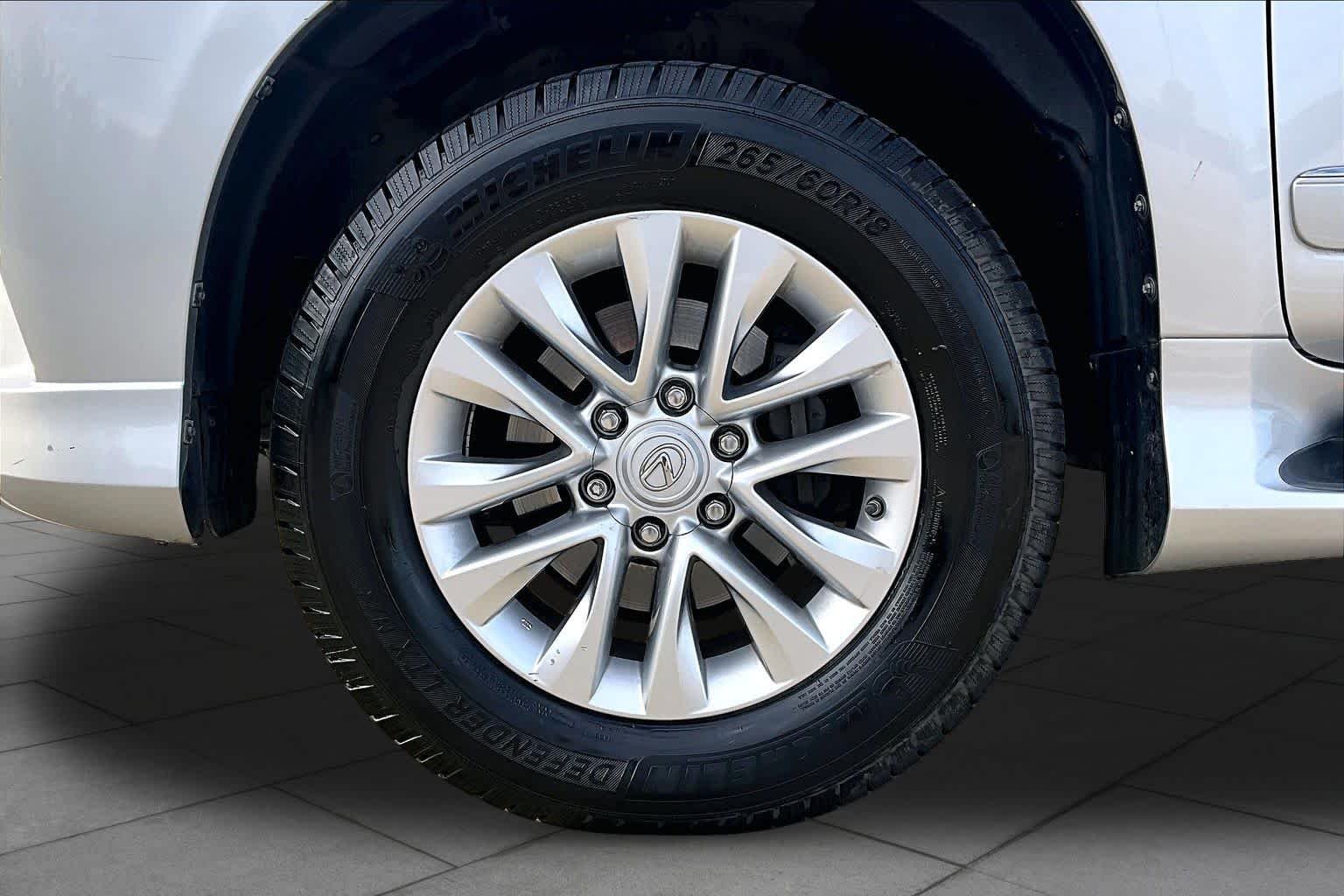Used 2018 Silver Lining Metallic Lexus Premium image 11
