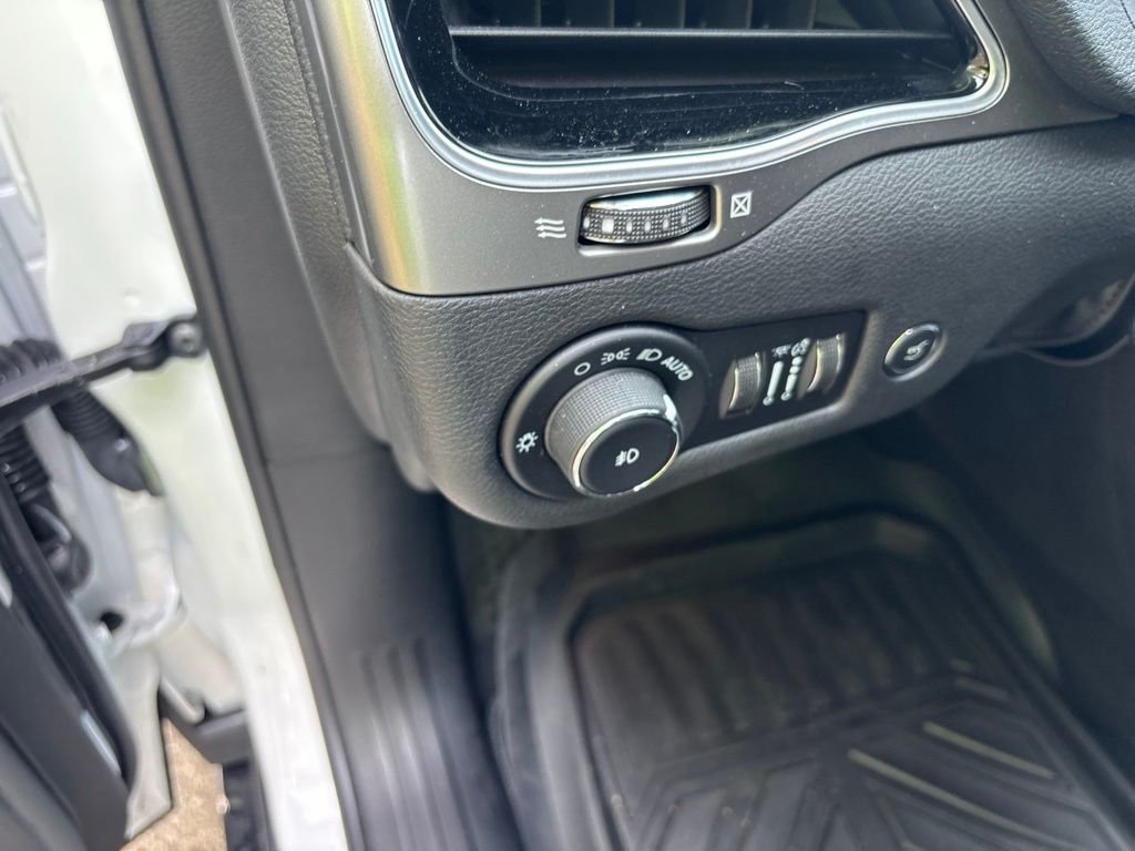 Certified Used 2021 White Jeep Latitude Lux image 26