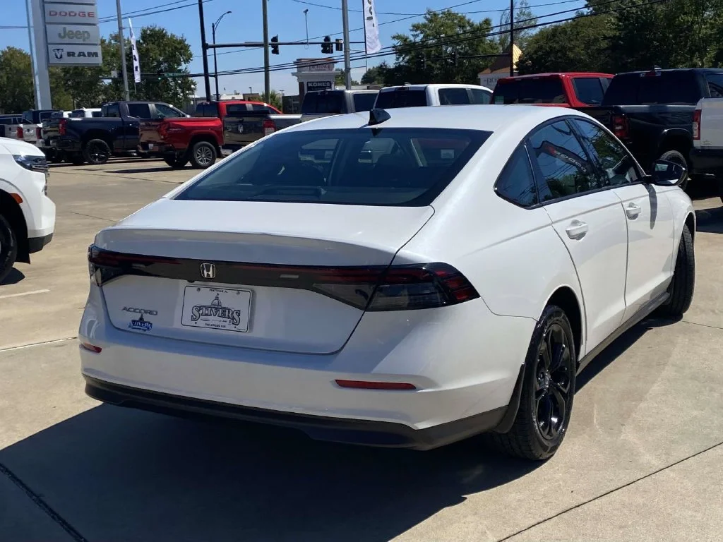 Certified Used 2025 White Honda SE image 9