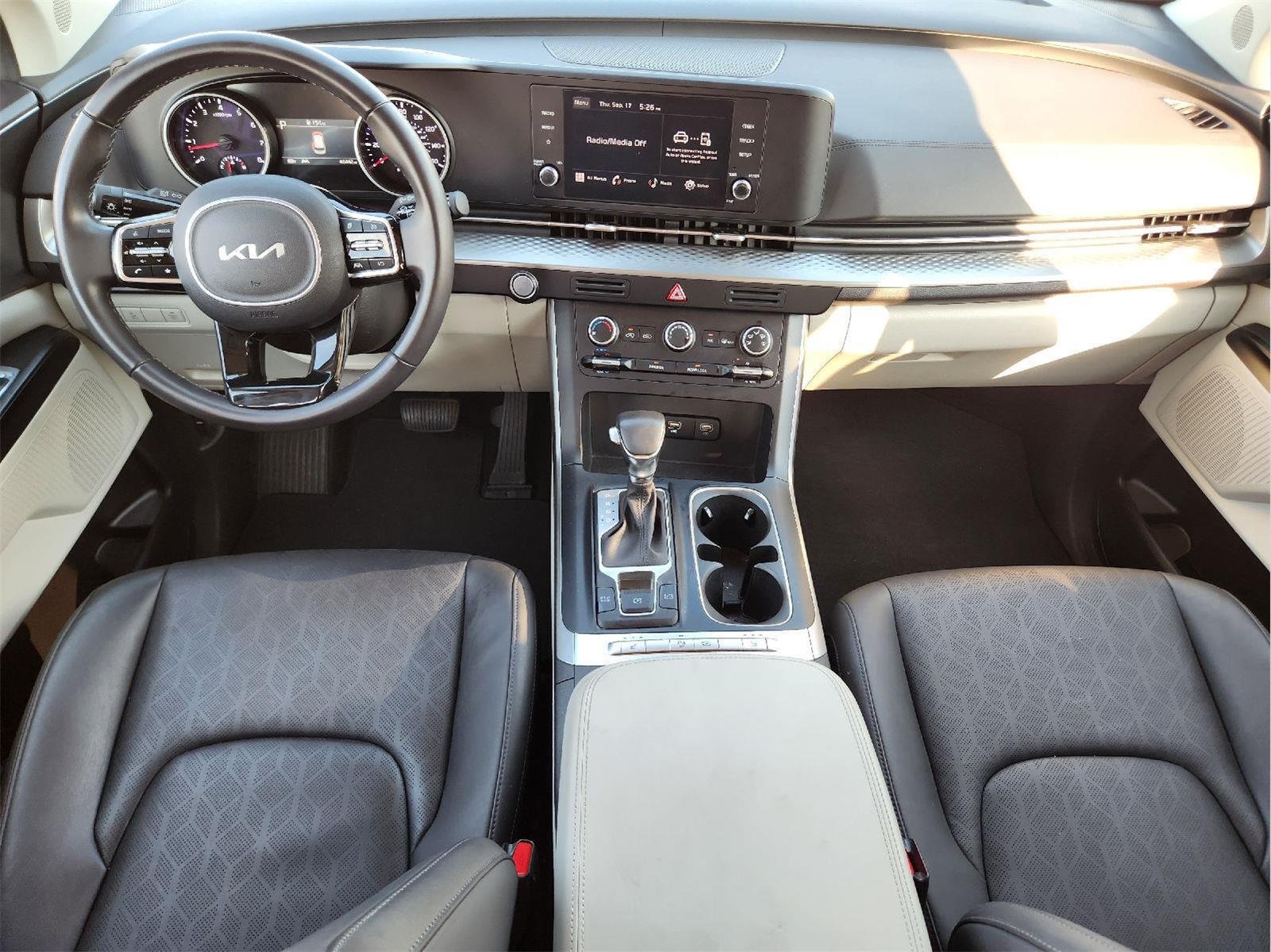 Used 2024 Snow White Pearl Kia LX image 25