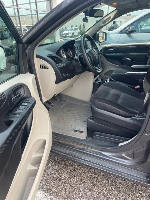 Used 2018 Gray Dodge SE image 19