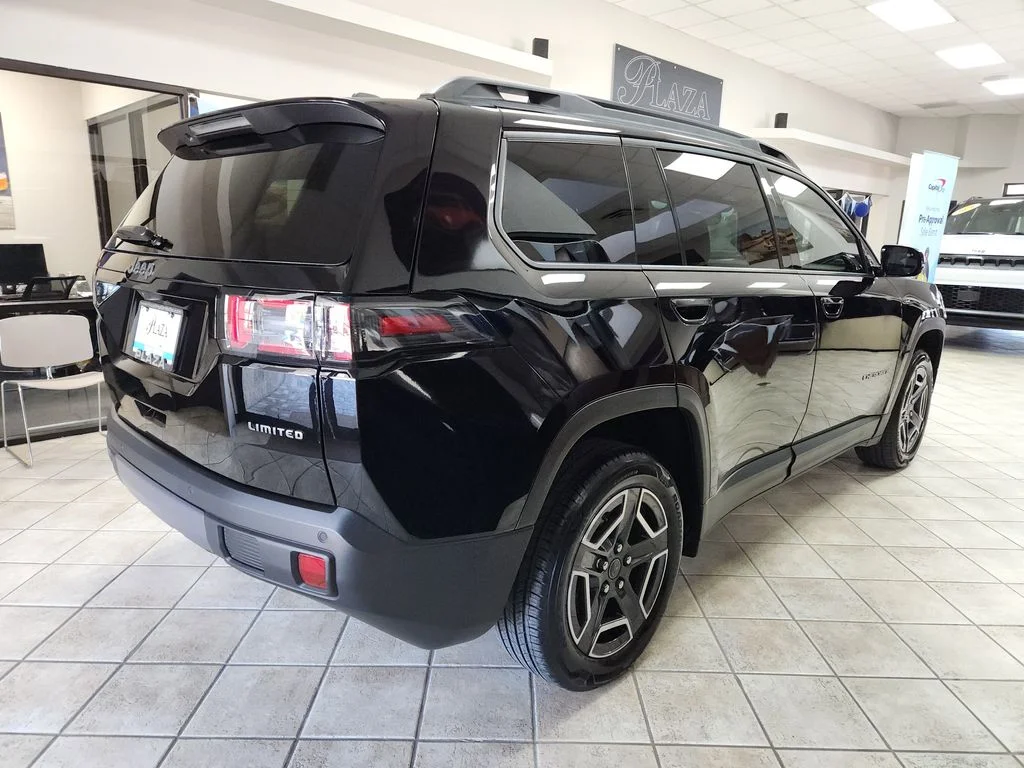 New 2026 Diamond Black Crystal Pearl-Coat Exterior Paint Jeep Limited image 3