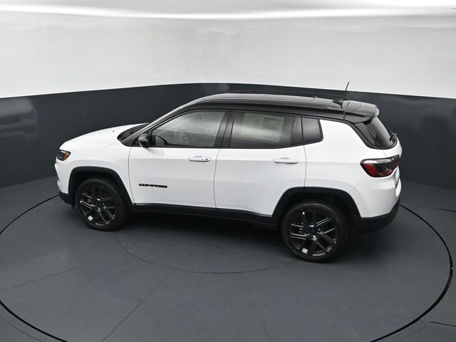 New 2026 Bright White Clear-Coat Exterior Paint Jeep Limited image 15