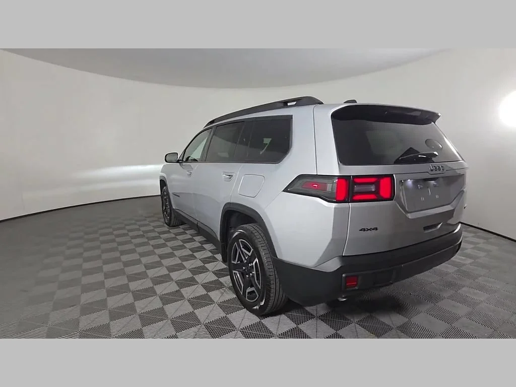 New 2026 Silver Zynith Clear-Coat Exterior Paint Jeep Laredo image 31