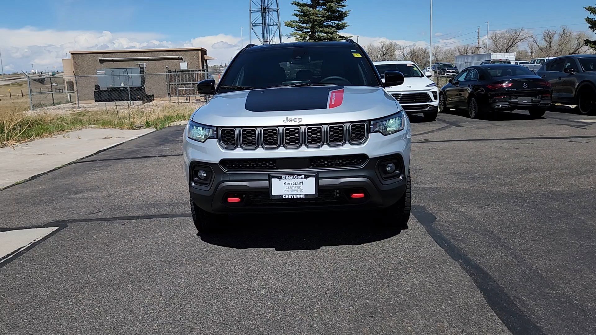 Used 2025 Silver Zynith Metallic Clearcoat Jeep Trailhawk image 4