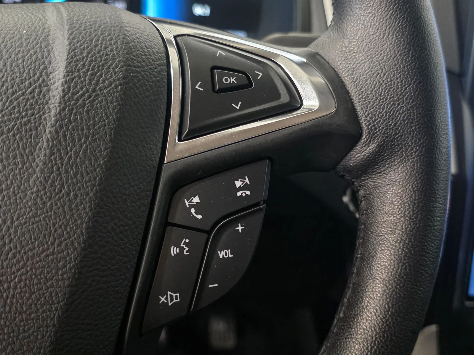 Used 2024 Agate Black Metallic Ford SEL image 35