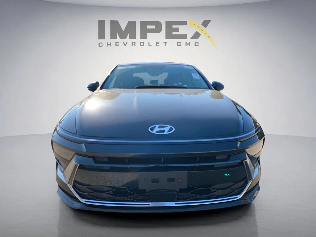 Used 2025 Black Hyundai SEL image 9
