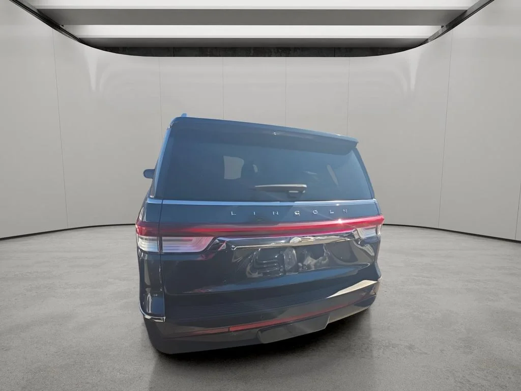 Used 2022 Ocean Drive Blue Metallic Tinted Clearcoat Lincoln Reserve image 4
