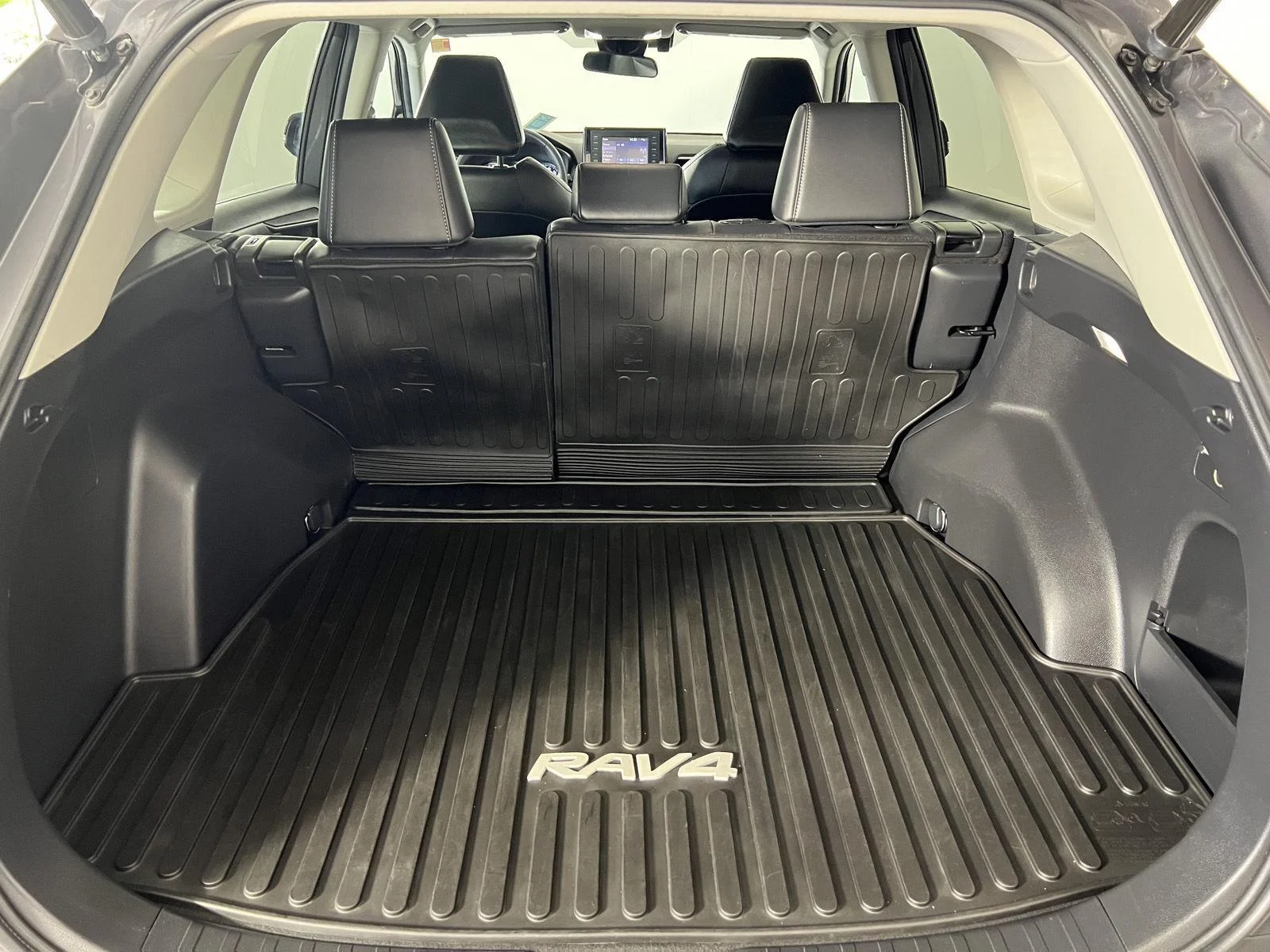 Used 2022 Magnetic Gray Metallic Toyota XLE Premium image 25