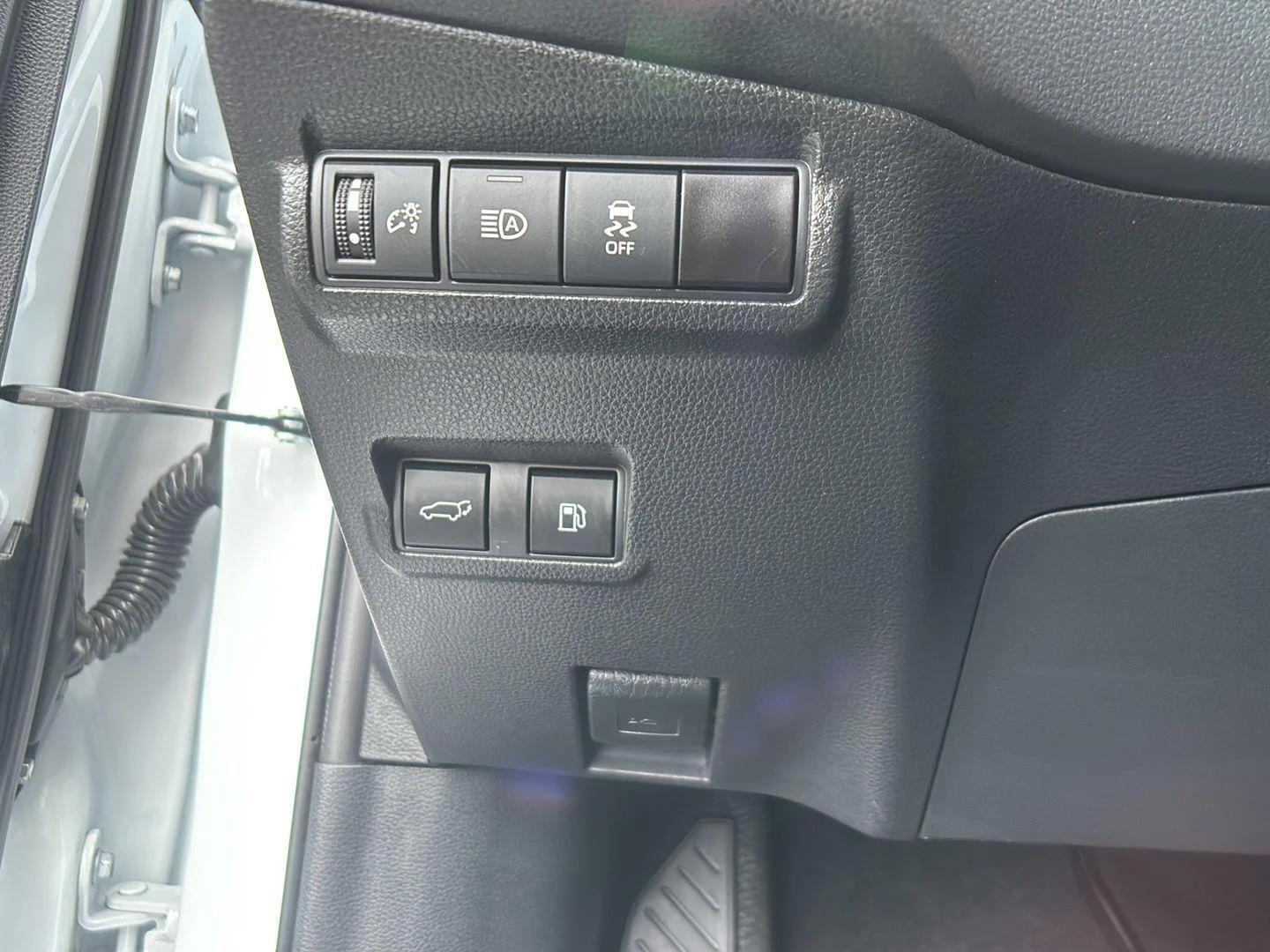 Used 2023 Wind Chill Pearl Toyota XSE image 28