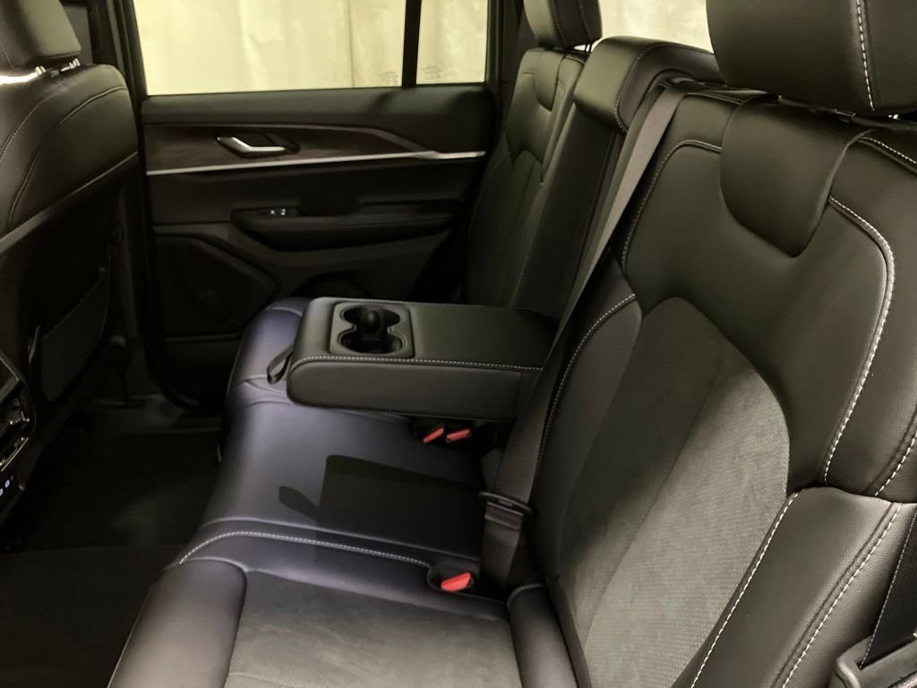 New 2026 Baltic Gray Metallic Clear-Coat Exterior Paint Jeep Laredo Altitude image 17
