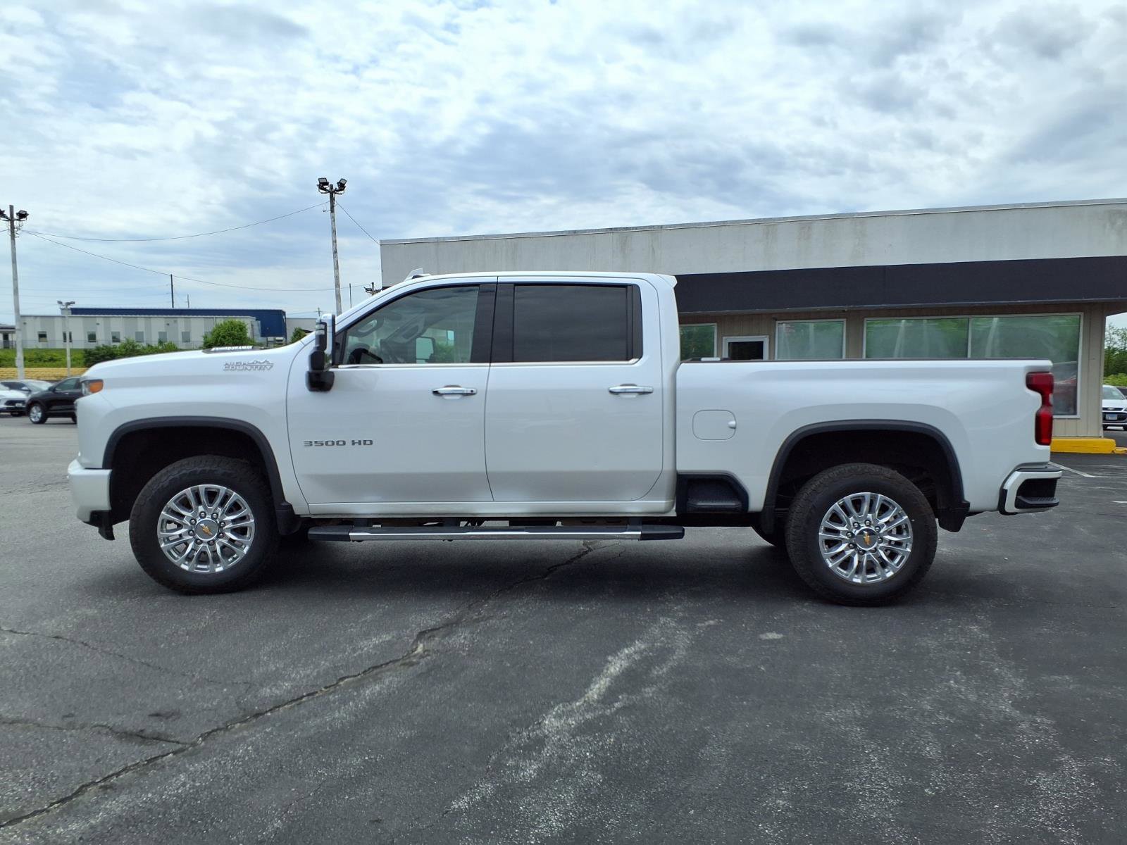 Used 2023 Iridescent Pearl Tricoat Chevrolet High Country image 37