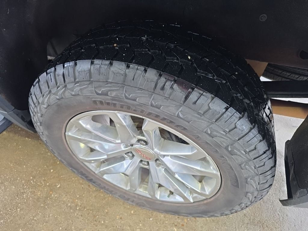 Used 2021 Silver GMC SLT image 10