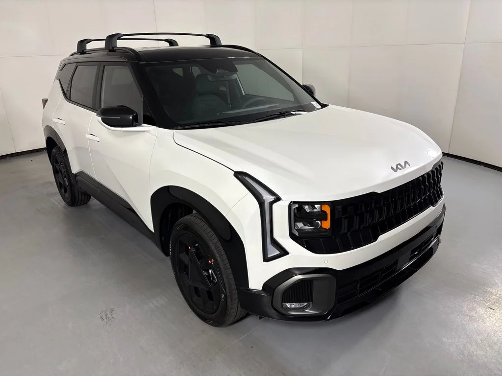 New 2027 Snow White Pearl / Black Roof Kia X-Line image 2
