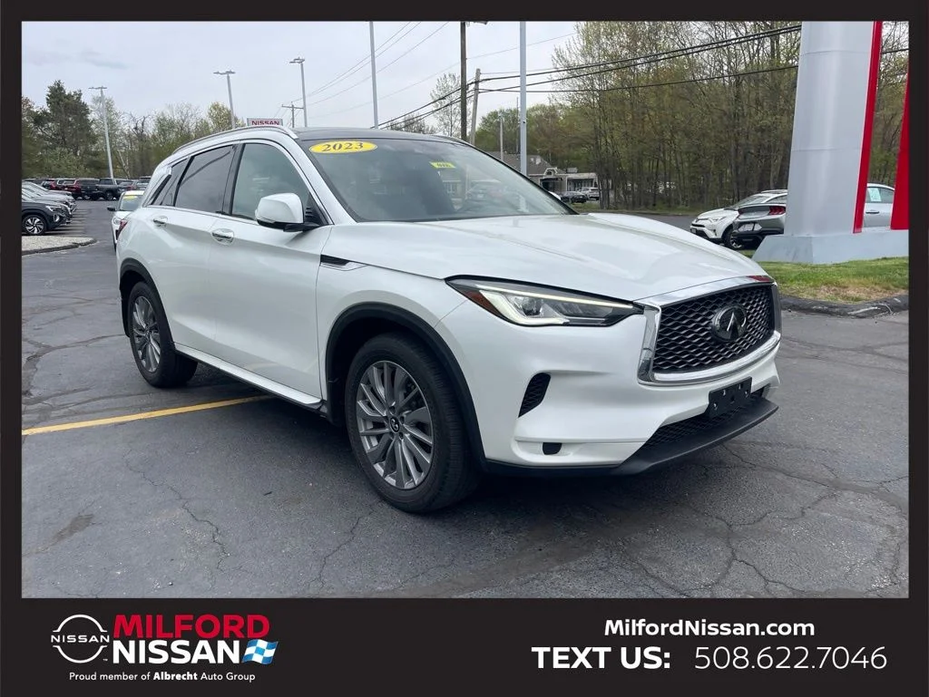 Used 2023 White INFINITI LUXE image 8