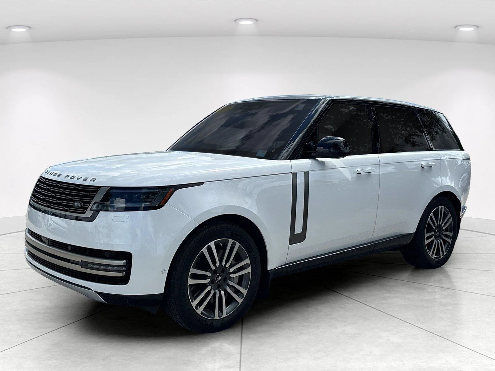 Used 2023  Land Rover SE image 7