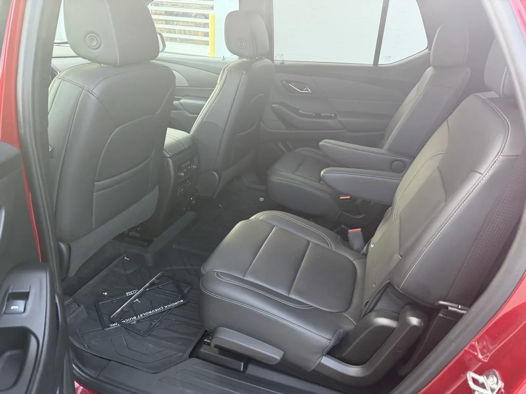 Used 2023 RADIANT RED TINTCOAT Chevrolet LT Leather image 3