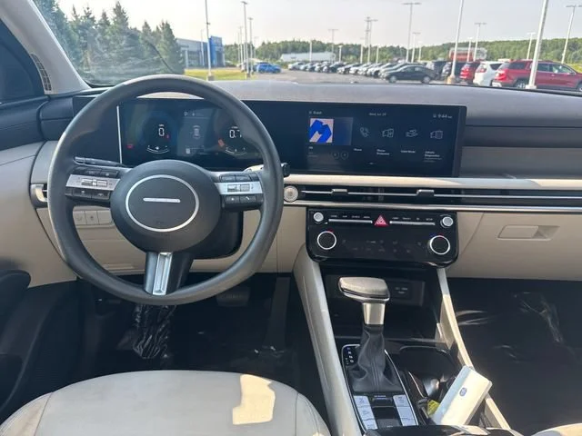 Used 2025  Hyundai SEL image 15