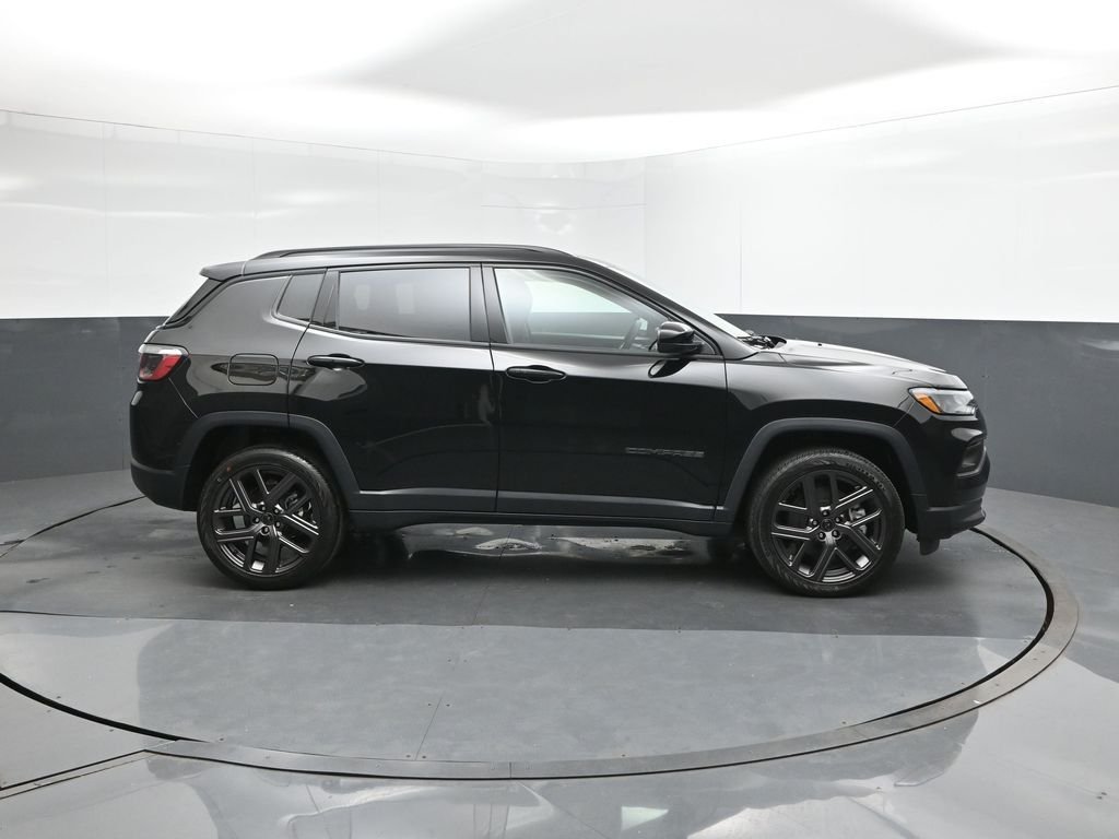 New 2026 Diamond Black Crystal Pearl-Coat Exterior Paint Jeep Latitude image 26