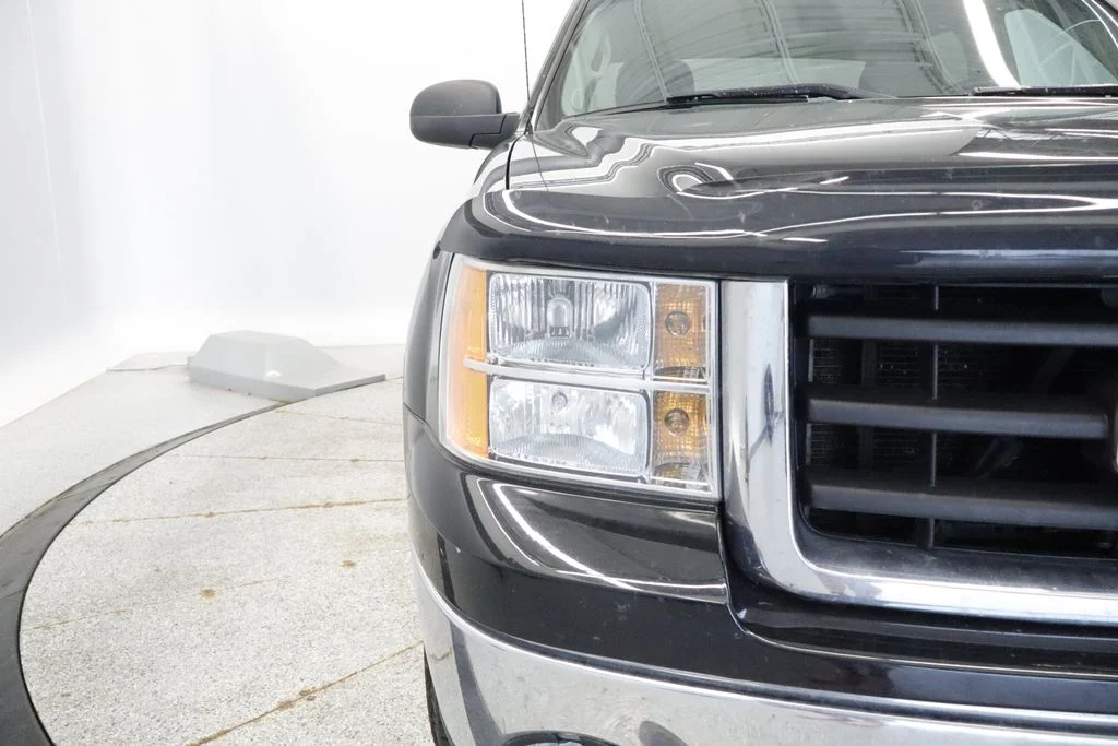 Used 2011 Black GMC SLE image 10