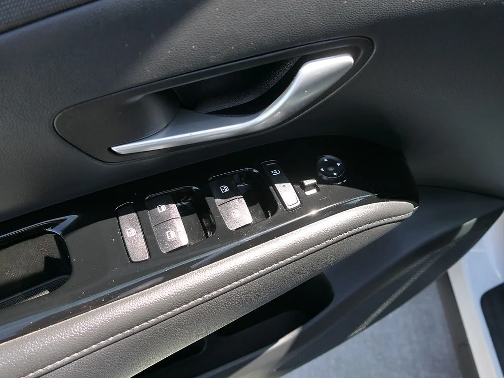 Used 2024 White Hyundai SEL Convenience image 14