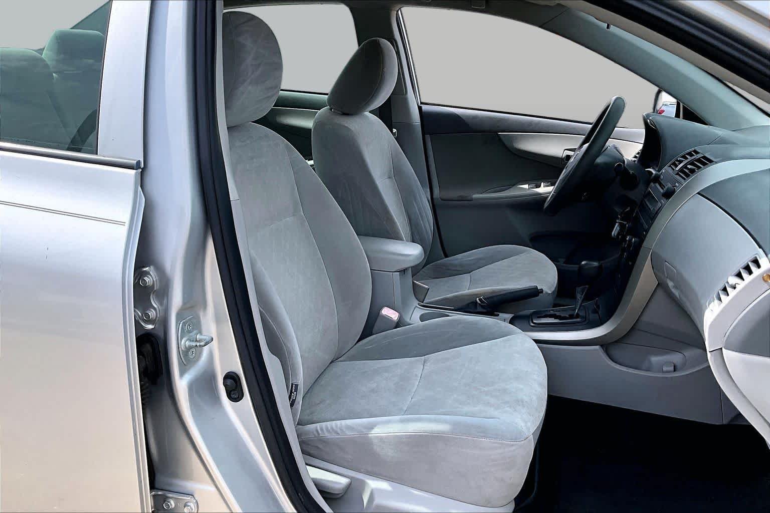 Used 2009 Classic Silver Metallic Toyota LE image 7