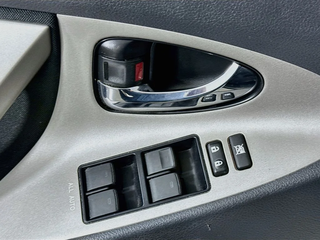 Used 2010 White Toyota LE image 19