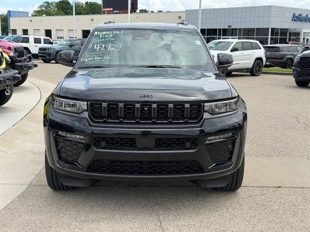 New 2026 Diamond Black Crystal Pearl-Coat Exterior Paint Jeep Limited Reserve image 2