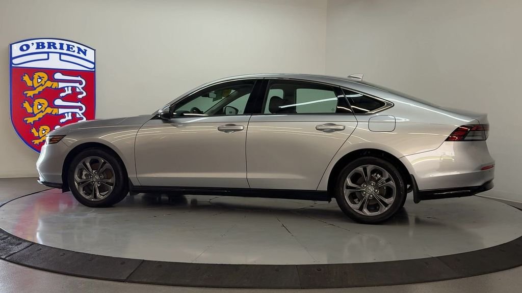 Used 2025 Solar Silver Metallic Honda EX-L image 7