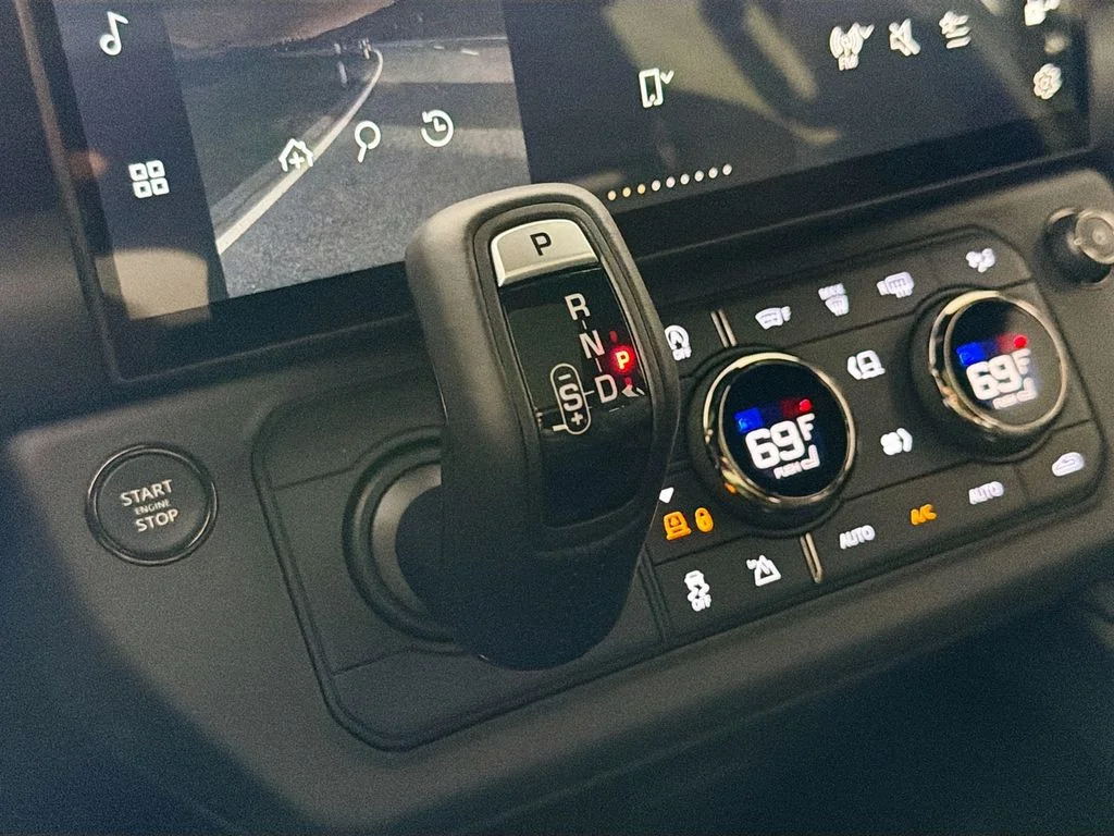 New 2026 Narvik Black Land Rover OCTA Black image 17