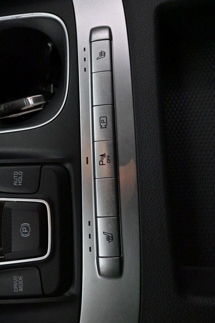 Used 2022 Snow White Pearl Kia LXS image 23