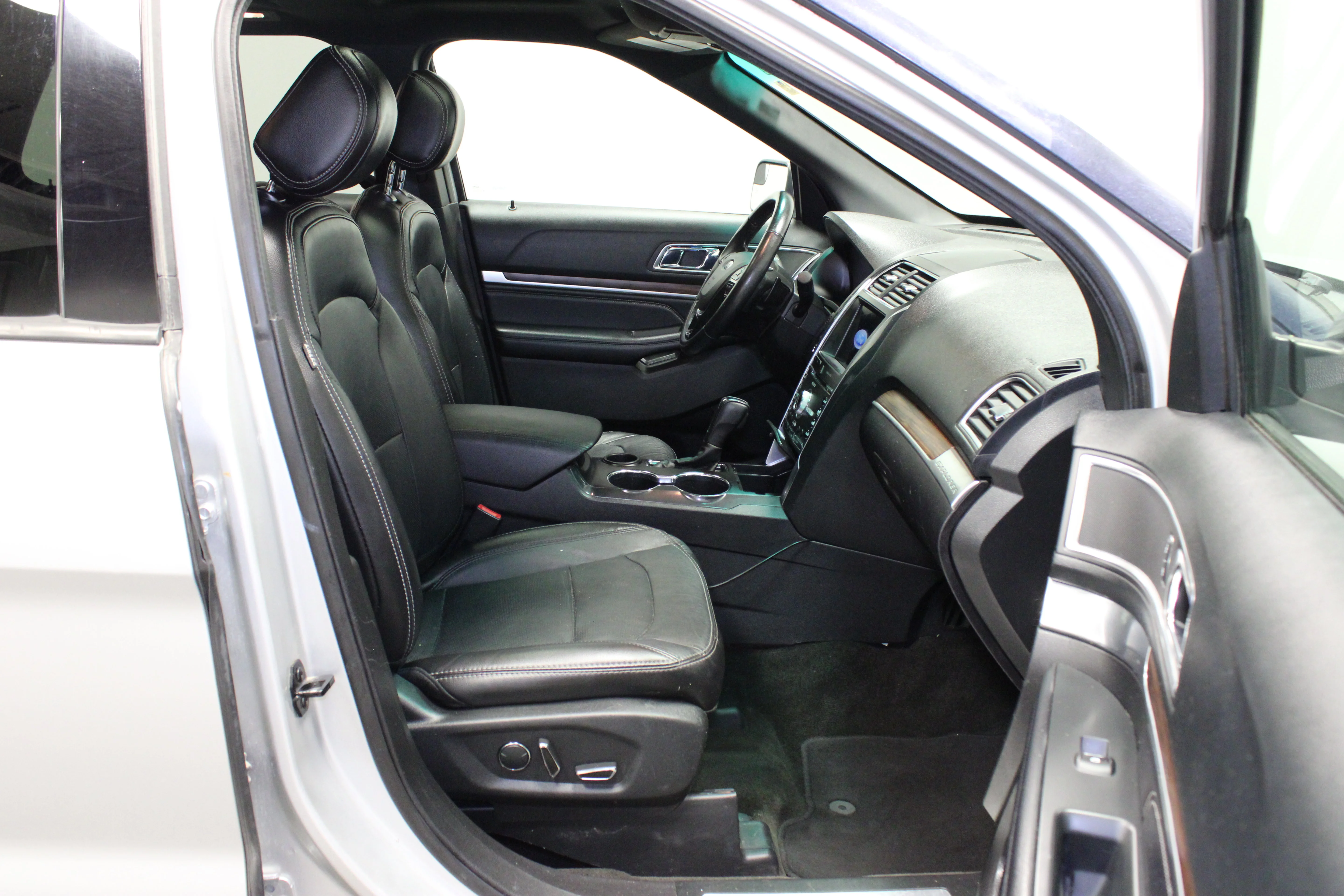 Used 2017 Ingot Silver Ford Limited image 14