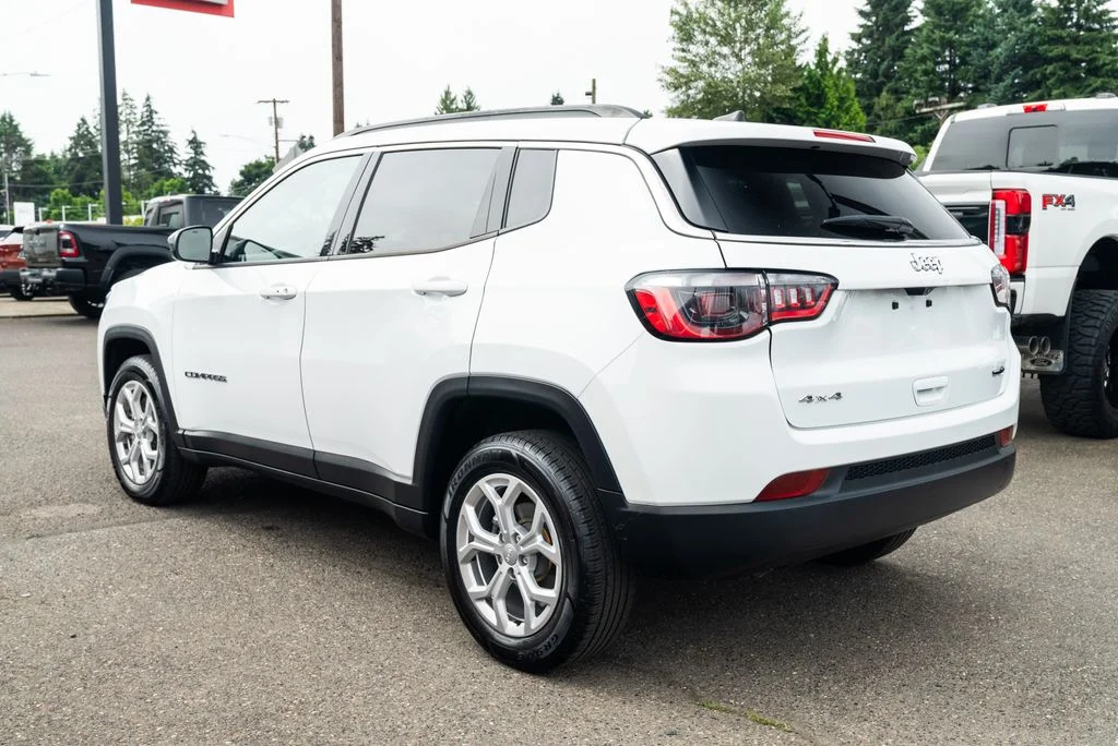 Used 2024 White Jeep Latitude image 5