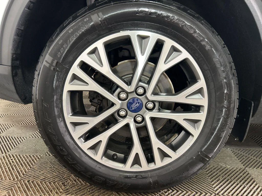 Used 2022 Oxford White Ford SEL image 2