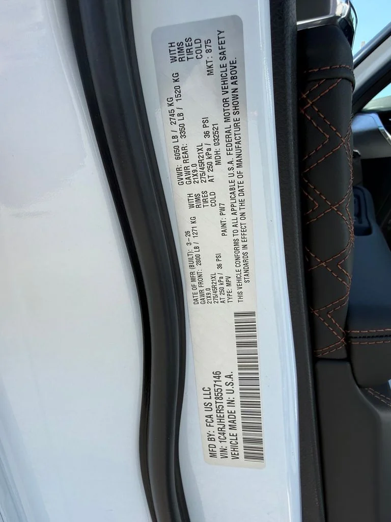 New 2026 Bright White Clear-Coat Exterior Paint Jeep Summit image 30