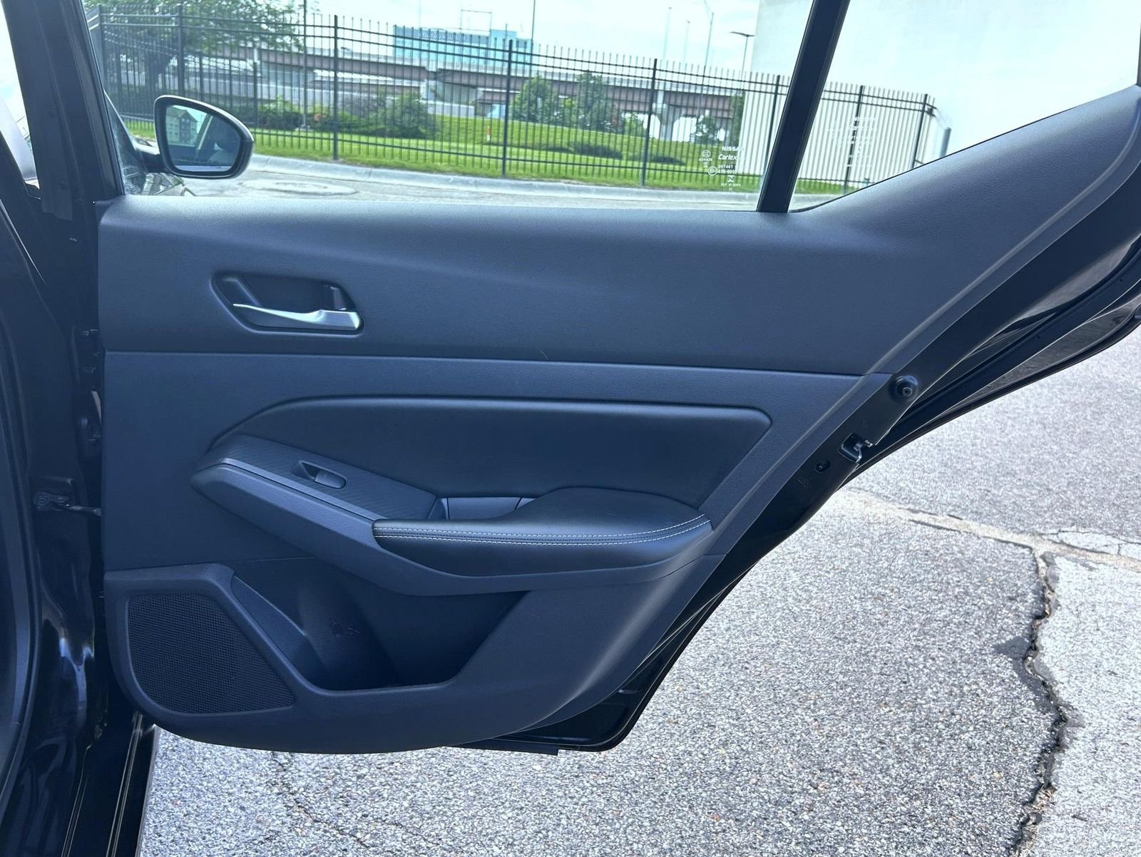 Used 2022 Black Nissan 2.5 SV image 18