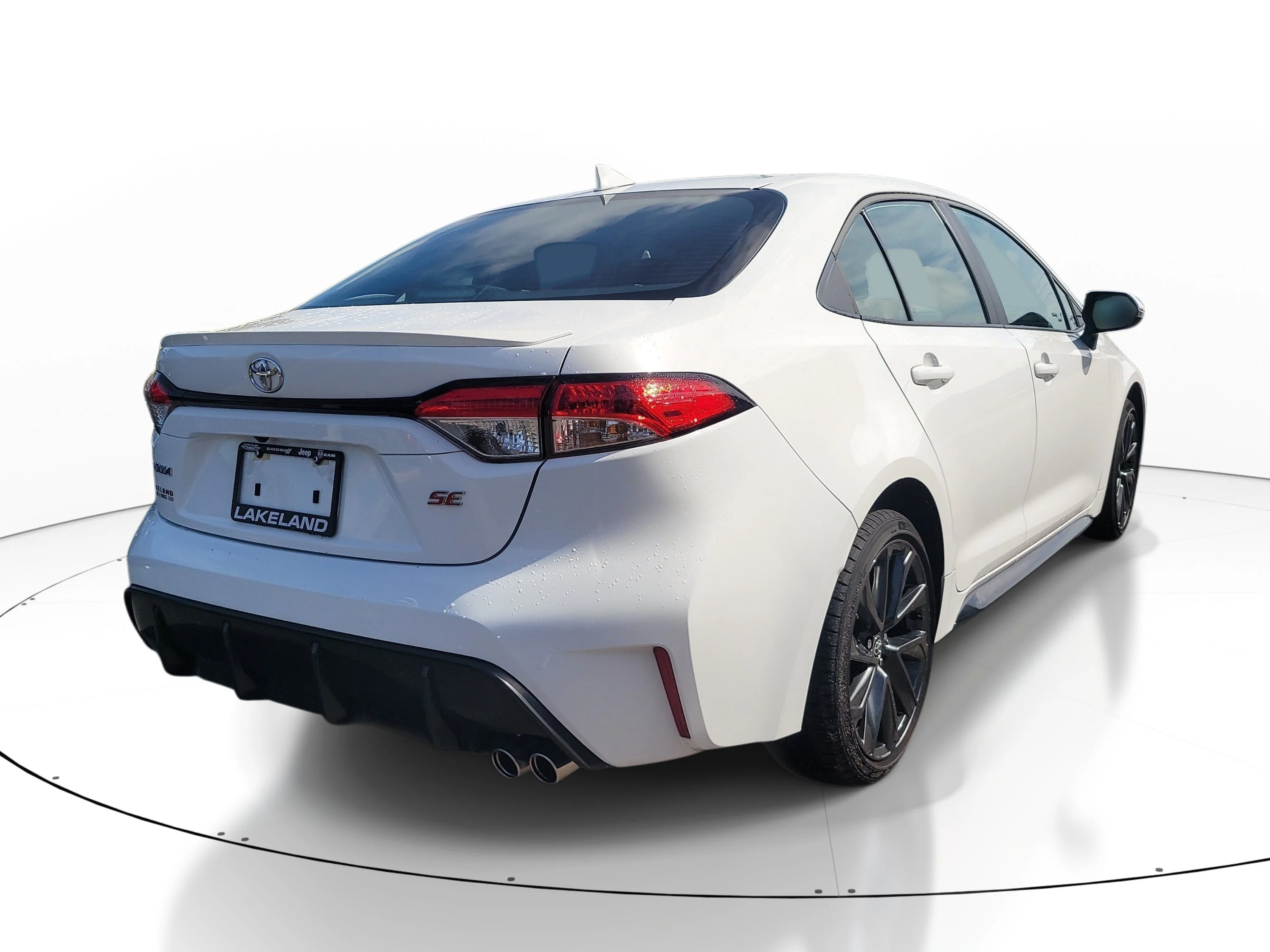 Used 2025 Ice Toyota SE image 4