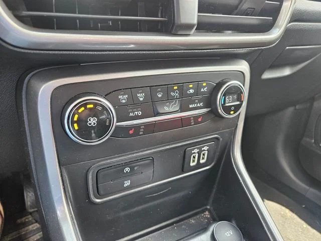 Used 2020 Diamond White Ford SE image 12