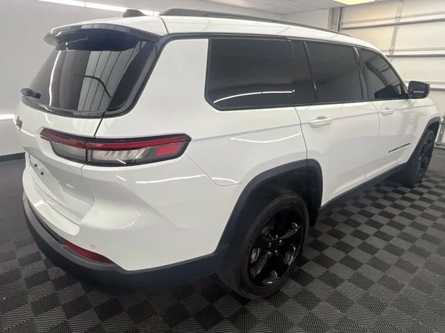 Used 2023 White Jeep Altitude image 18