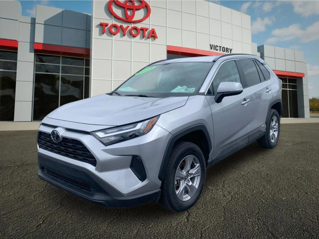 Used 2025 Silver Toyota XLE image 7