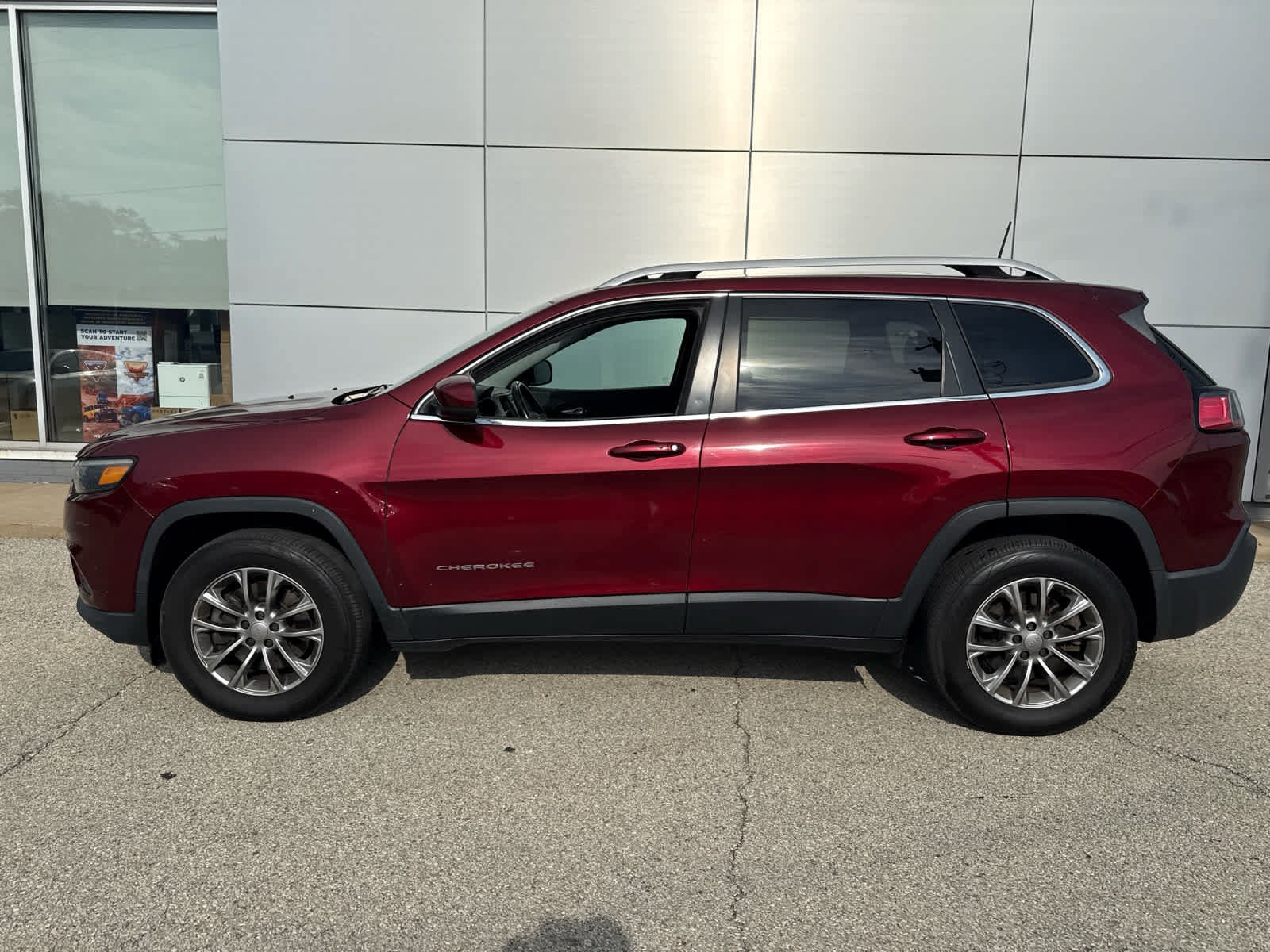 Used 2019 Velvet Red Pearlcoat Jeep Latitude Plus image 5