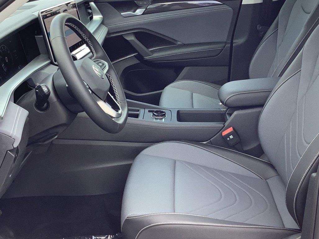 New 2026 PURE WHITE Volkswagen SE image 21