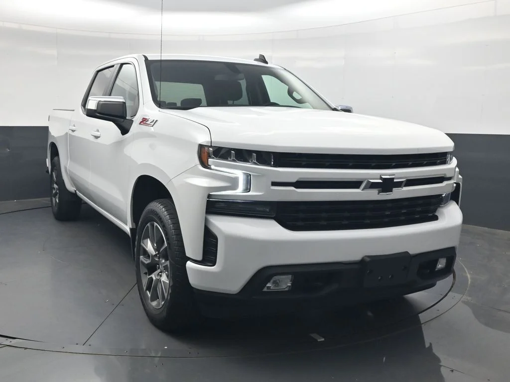 Used 2022 White Chevrolet RST image 2