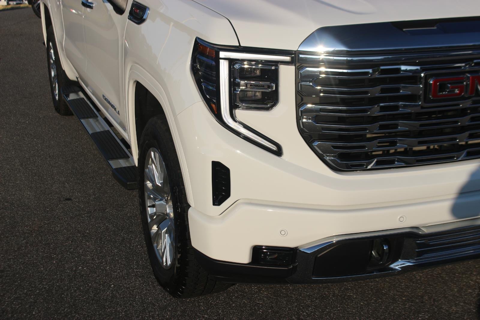 Used 2023 Summit White GMC Denali image 9