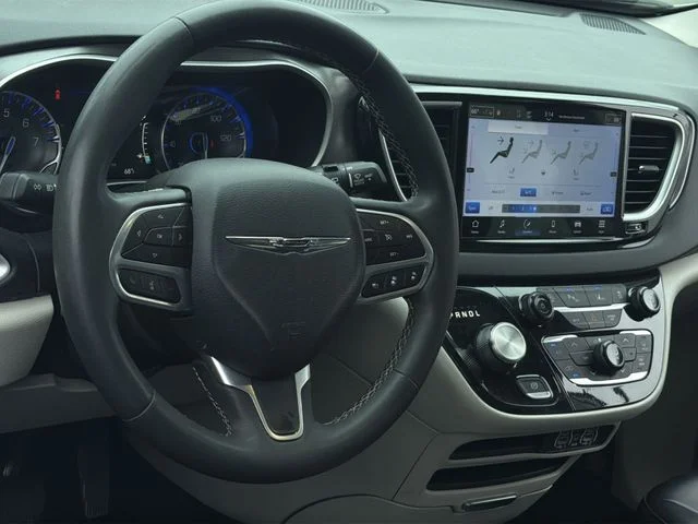 Used 2023 White Chrysler Touring L image 9