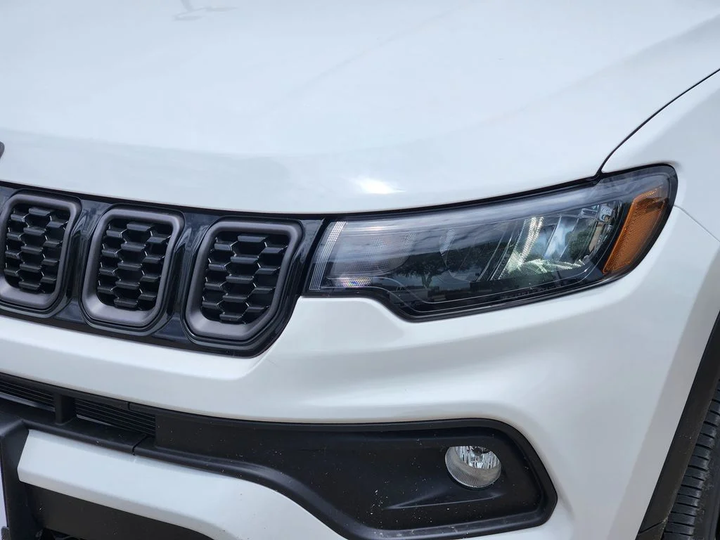 New 2026 Bright White Clear-Coat Exterior Paint Jeep Latitude image 4