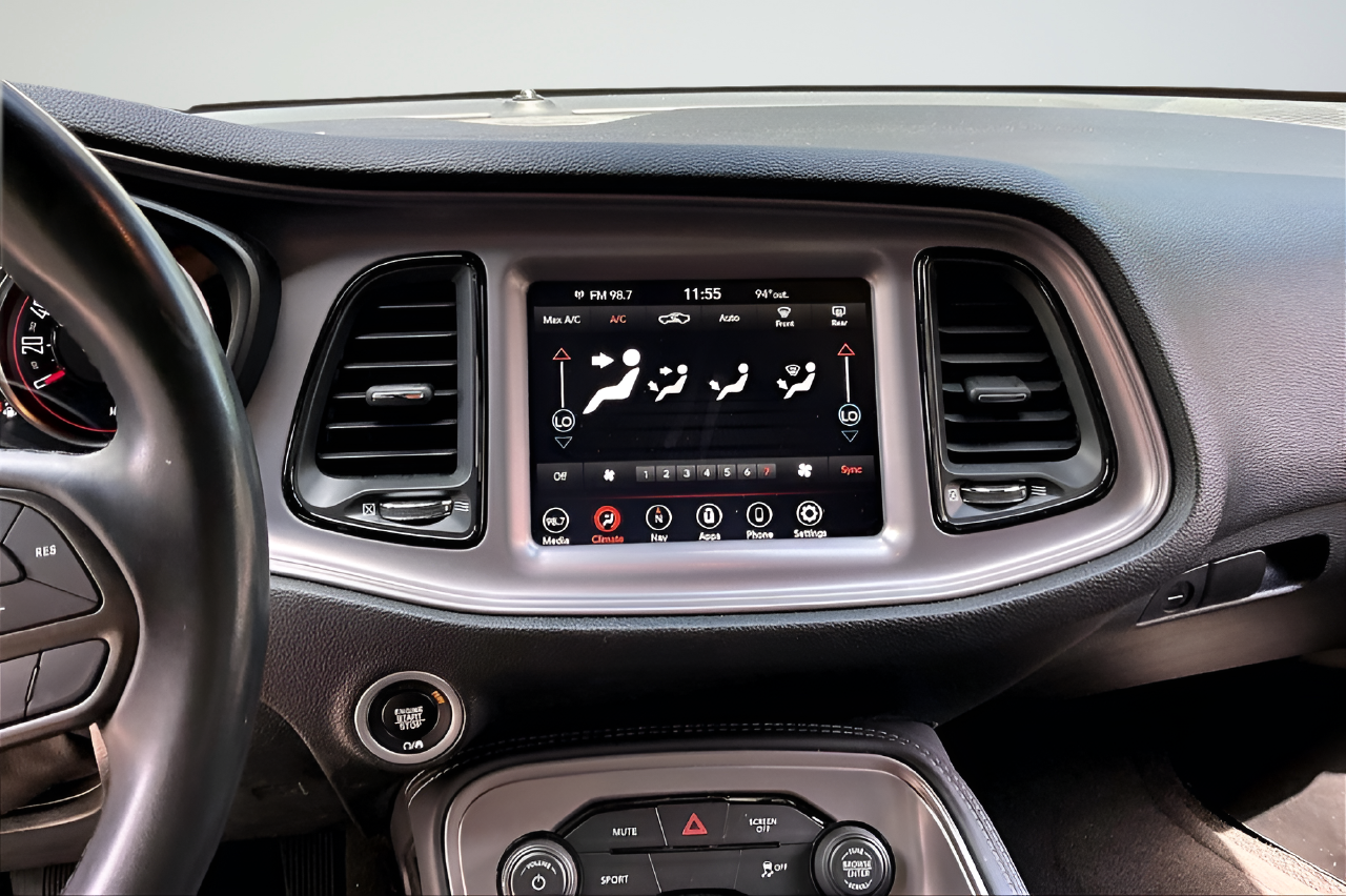 Used 2023 Gray Dodge SXT image 9