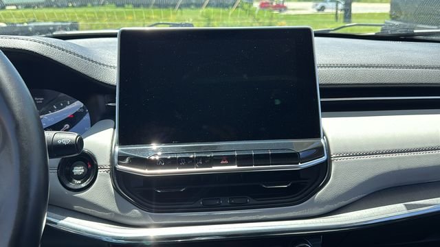 Used 2022 Silver Jeep Limited image 27